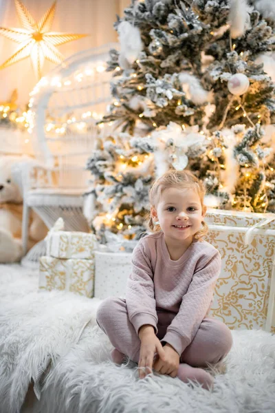 Bardzo Ładna Urocza Blondynka Piżamie Siedząca Dziecięcym Łóżku Tle Choinek — Zdjęcie stockowe