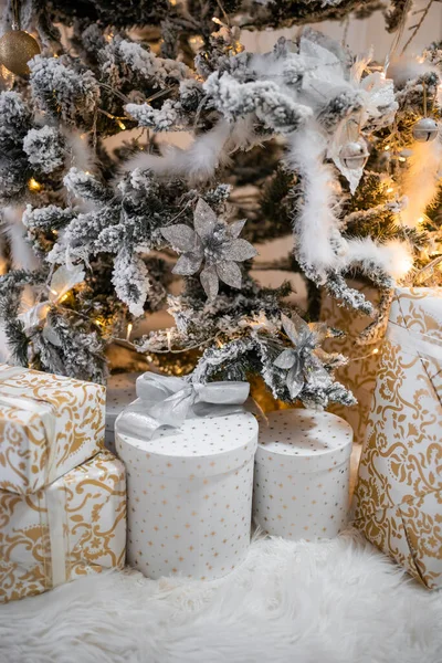 Caixas Presente Natal Bonitas Chão Perto Abeto Quarto Foto Alta — Fotografia de Stock