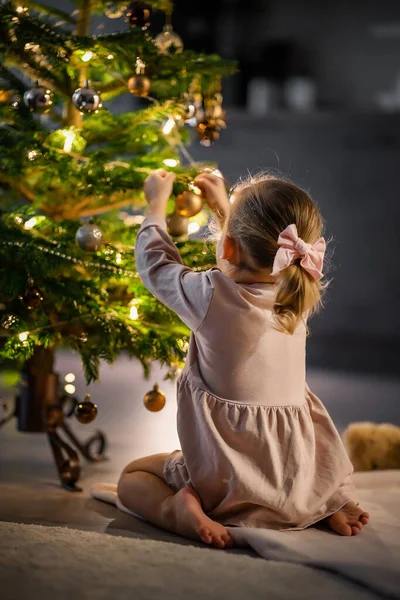 Vista Trás Uma Menina Bonita Pendurando Bolas Árvore Natal Casa — Fotografia de Stock