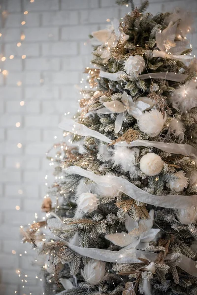 Όμορφο Τεχνητό Χριστουγεννιάτικο Δέντρο Παιχνίδια Και Multi Lights Προ Ανάψει — Φωτογραφία Αρχείου