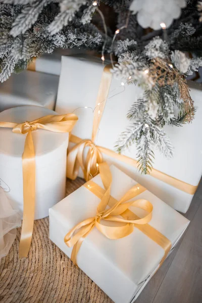 Όμορφα Κουτιά Δώρων Χριστουγέννων Στο Πάτωμα Κοντά Έλατο Δέντρο Στο — Φωτογραφία Αρχείου