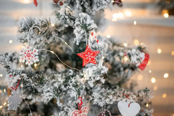Όμορφο Τεχνητό Χριστουγεννιάτικο Δέντρο Παιχνίδια Και Multi Lights Προ Ανάψει — Φωτογραφία Αρχείου