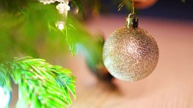Oyuncaklarla ve önceden ışıklandırılmış çoklu ışıklandırmalı güzel doğal Noel ağacı. Xmas dekorasyon malzemeleri evde. Yüksek kalite 4k görüntü