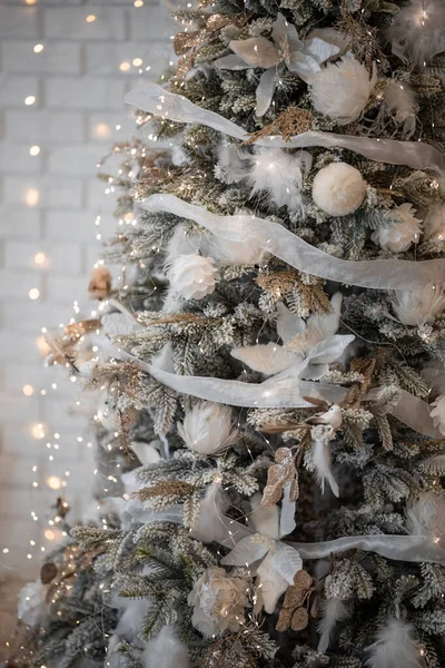 Gyönyörű Karácsonyi Ajándékdobozok Padlón Fenyőfa Közelében Szobában Kiváló Minőségű Fénykép — Stock Fotó
