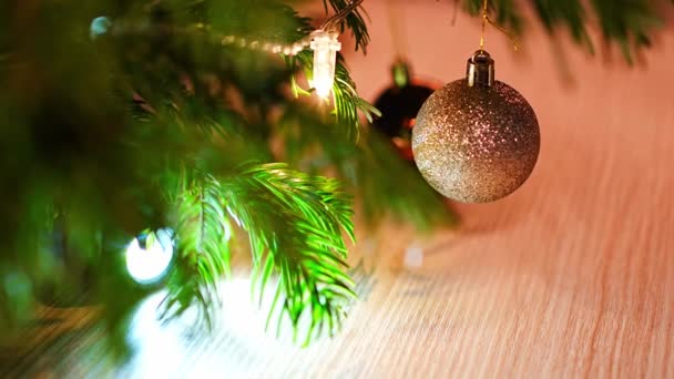 Bela Árvore Natal Natural Com Brinquedos Multi Luzes Pré Iluminado — Vídeo de Stock
