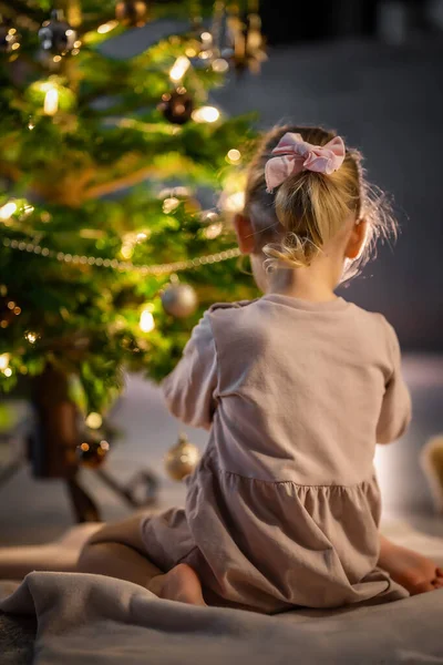 Vista Trás Uma Menina Bonita Pendurando Bolas Árvore Natal Casa — Fotografia de Stock