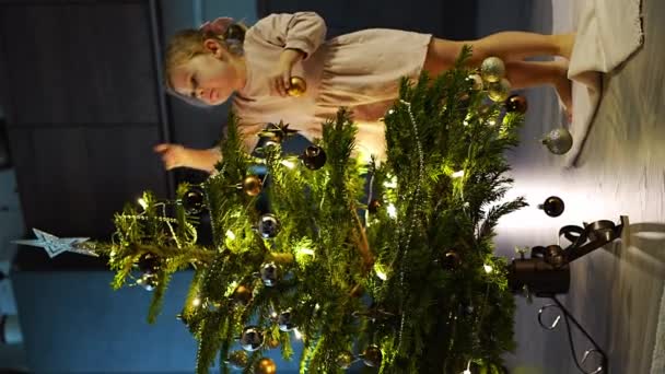 Uma Menina Bonita Pendurando Bolas Árvore Natal Casa Imagens Alta — Vídeo de Stock