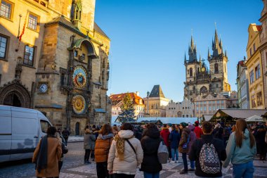 Prag, Çek Cumhuriyeti - 27.12.2022: Çek Cumhuriyeti 'nin Prag kentindeki Eski Kasaba' nın Noel manzarası. Yüksek kalite fotoğraf