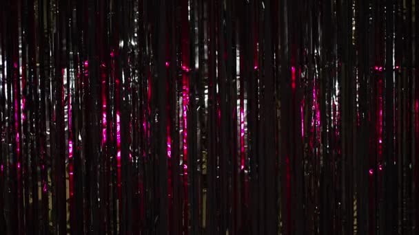 Zilverkleurige Regen Van Knutsel Met Roze Licht Prachtige Zilveren Achtergrond — Stockvideo