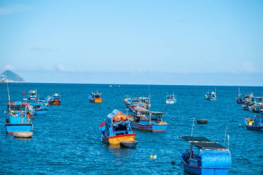 Nha Trang, Vietnam - 26 Ağustos 2022: Güney Çin 'deki Nha Trang Vietnam denizinde birçok balıkçı teknesi. Yüksek kalite fotoğraf