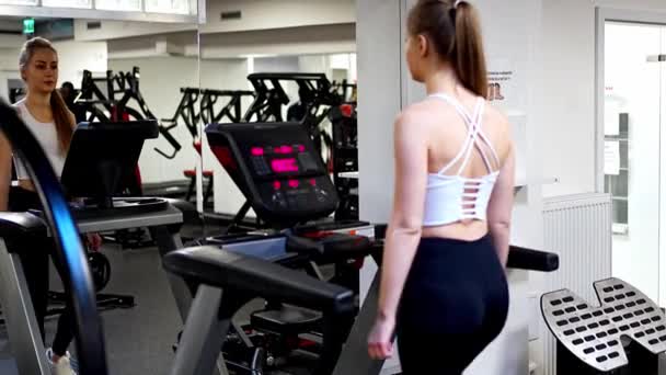 Jonge Vrouw Een Loopband Een Fitnessclub Hoge Kwaliteit Beeldmateriaal — Stockvideo