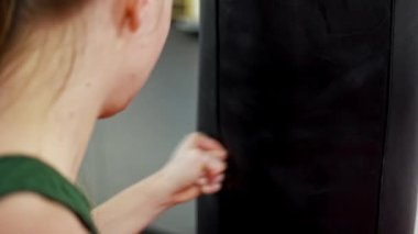 Sarışın genç bayan boksör spor salonunda kum torbası antrenmanını yeniyor. - Evet. Yüksek kalite 4k görüntü