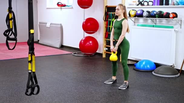 Young Woman Blonde Hair Squatting Kettlebells Gym High Quality Footage — Vídeo de stock