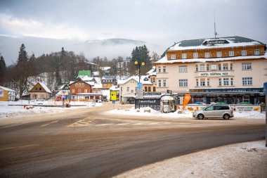 Spindleruv Mlyn, Çek Cumhuriyeti - 20 Aralık 2022: Kışın Spindleruv Mlyn 'in mimarisi. Çek Cumhuriyeti 'nin Hradec Kralove yakınlarındaki dağ kasabası. Yüksek kalite fotoğraf