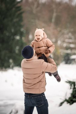Yakışıklı genç baba ve küçük tatlı kızı kışın dışarıda eğleniyorlar. Birlikte vakit geçirmenin tadını çıkarıyorum. Aile kavramı. Yüksek kalite fotoğraf