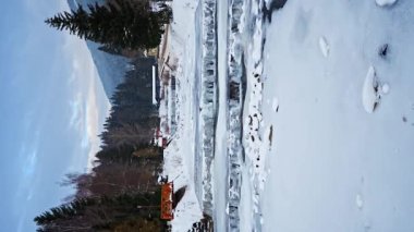 Kışın Spindleruv Mlyn 'deki donmuş Elbe Nehri. Çek Cumhuriyeti 'nin Hradec Kralove yakınlarındaki dağ kasabası. Yüksek kalite 4k görüntü
