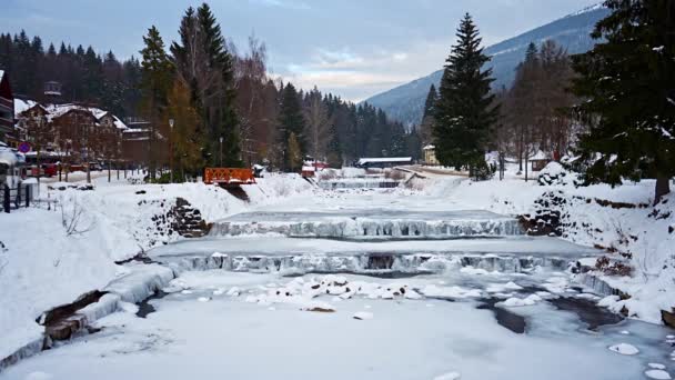 Zimą Zamarznięta Łaba Szpindlerowym Młynie Górskie Miasto Pobliżu Hradca Kralove — Wideo stockowe