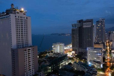 Nha Trang, Vietnam - 26 Ağustos 2022: Nha Trang şehrinin gökyüzü gece vakti Güney Vietnam 'da panoramik manzarası. Yüksek kalite fotoğraf
