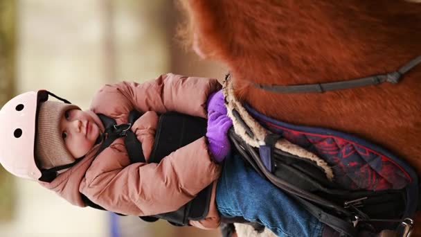 Kinderpaardje Les Drie Jaar Oud Meisje Rijdt Een Pony Doet — Stockvideo