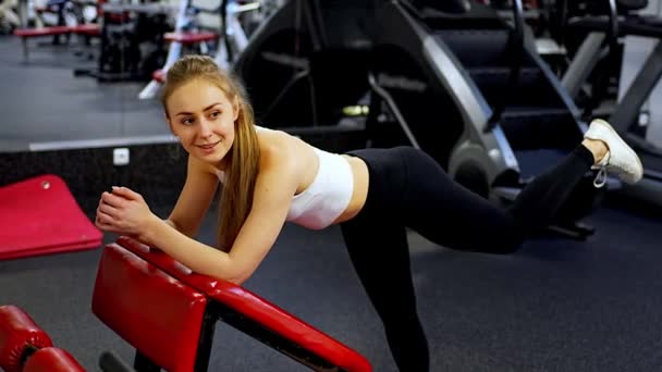 Young Woman Works Out Gym Performing Exercise High Quality Footage — Vídeo de Stock