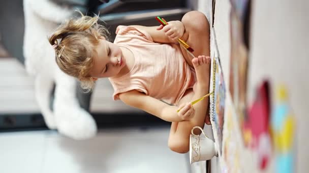 Κοριτσάκι Κάθεται Στο Πάτωμα Στο Σπίτι Και Ζωγραφίζει Μπογιές Και — Αρχείο Βίντεο