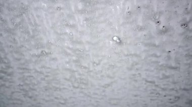 Otomatik bir makinede yıkanan bir arabanın içeriden görünüşü. Otomatik araba içeriden yıkıyor. Yüksek kalite 4k görüntü