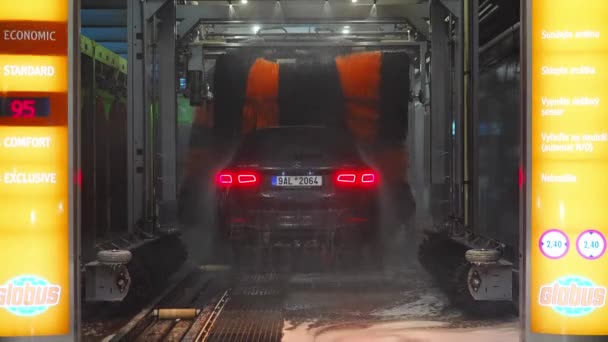 捷克共和国布拉格 2022年1月6日 看到一辆汽车在自动售货机上被冲刷 自动洗车高质量的4K镜头 — 图库视频影像