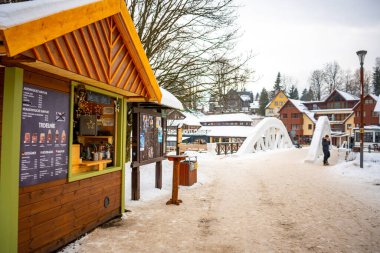 Spindleruv Mlyn, Çek Cumhuriyeti - 20 Aralık 2022: Kışın Spindleruv Mlyn 'in mimarisi. Çek Cumhuriyeti 'nin Hradec Kralove yakınlarındaki dağ kasabası. Yüksek kalite fotoğraf