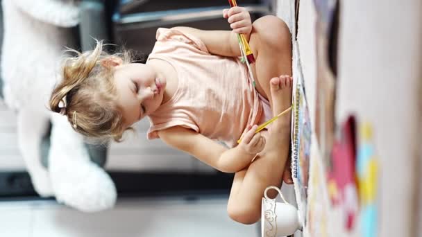 Küçük Kız Evde Yerde Oturuyor Boyama Kitabında Boya Fırçalarla Resim — Stok video
