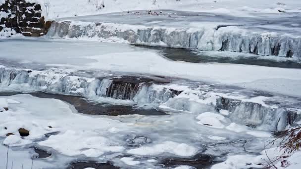 冬にSpindleruv Mlynの冷凍エルベ川 チェコ共和国のHradec Klarove近くの山間の町 高品質4K映像 — ストック動画