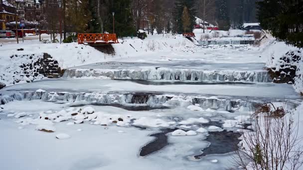 Замерзшая Река Эльба Шпиндлерув Млын Зимой Горный Городок Недалеко Градец — стоковое видео