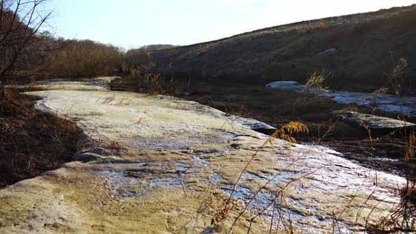 Λιώνει Πάγο Ένα Κρύο Ποτάμι Στις Αρχές Της Άνοιξης Όμορφη — Αρχείο Βίντεο
