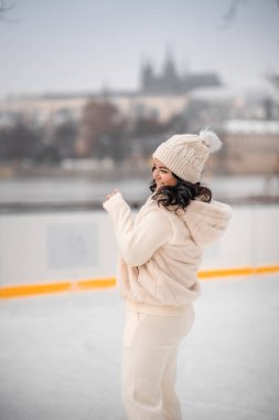 Prag kalesinin arka planında buz pateni yaparken eğlenen güzel kız, Çek Cumhuriyeti, Avrupa. Yüksek kalite fotoğraf