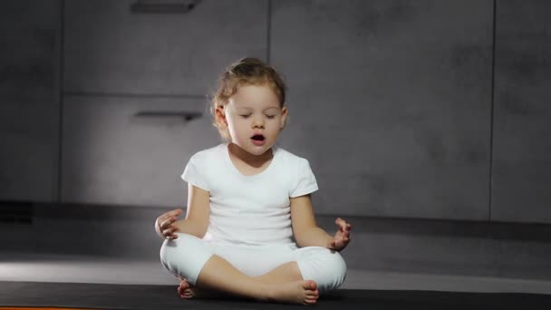 Kleine Süße Mädchen Einer Lotus Pose Praktizieren Yoga Und Atemübungen — Stockvideo