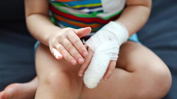 Kleines Mädchen Mit Gebrochenem Finger Auf Sofa Hause Krankenstand Hochwertiges — Stockvideo