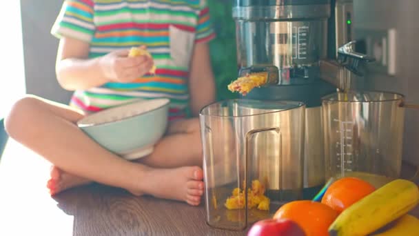 小女孩在家里厨房的桌子上做新鲜果汁 专注于果汁 高质量的4K镜头 — 图库视频影像