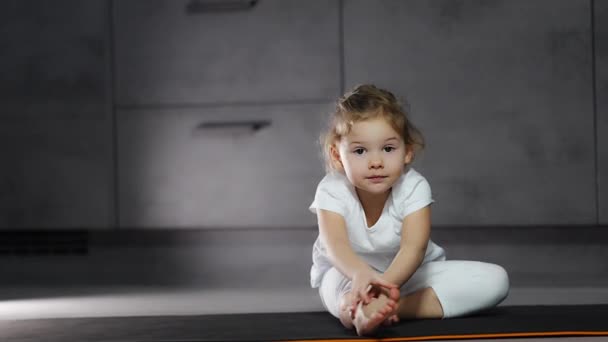 Kleines Nettes Mädchen Das Yoga Praktiziert Posiert Auf Grauem Hintergrund — Stockvideo