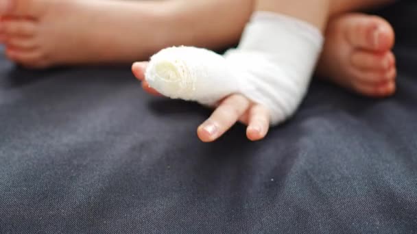 Little Girl Broken Finger Sofa Home Sick Leave High Quality — Video Stock