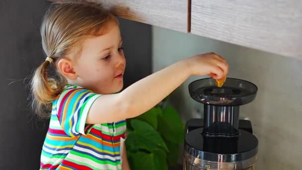 Маленькая Девочка Делает Свежий Сок Сидя Столе Домашней Кухне Высококачественные — стоковое видео