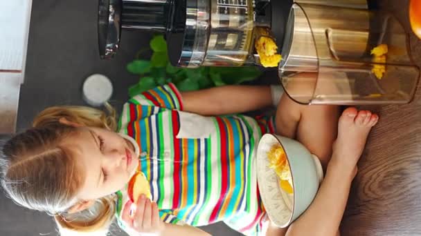 Κοριτσάκι Κάνει Φρέσκο Χυμό Κάθεται Στο Τραπέζι Στην Κουζίνα Του — Αρχείο Βίντεο