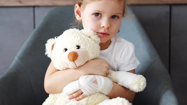 Little Girl Broken Finger Holds Teddy Bear Bandaged Paw Doctors — 图库视频影像