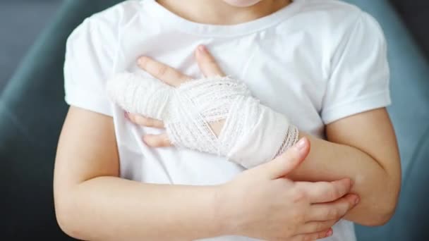 Zicht Gebroken Kindervinger Bij Doktersafspraak Het Ziekenhuis Hoge Kwaliteit Beeldmateriaal — Stockvideo