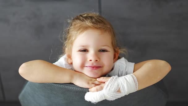 Menina Com Dedo Quebrado Consulta Médica Hospital Imagens Alta Qualidade — Vídeo de Stock