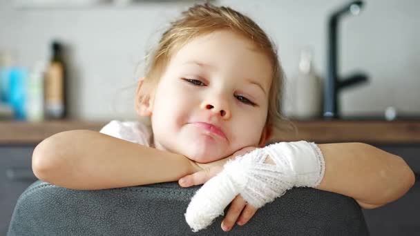 Little Girl Broken Finger Doctors Appointment Hospital High Quality Footage — Vídeo de stock