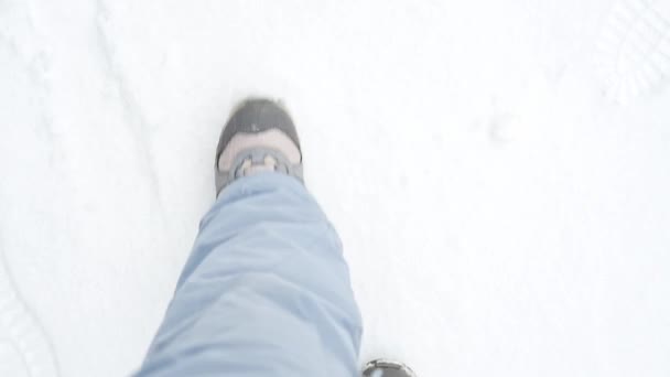 Feet Winter Shoes Walk Snow White Snow Top View High — Vídeo de Stock