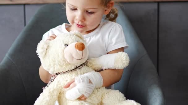 Little Girl Broken Finger Holds Teddy Bear Bandaged Paw Doctors — Stockvideo