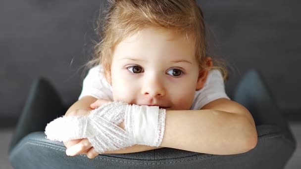 Kleines Mädchen Mit Gebrochenem Finger Beim Arzttermin Krankenhaus Hochwertiges Filmmaterial — Stockvideo