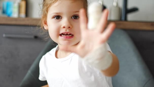 Κοριτσάκι Σπασμένο Δάχτυλο Στο Ραντεβού Τους Γιατρούς Στο Νοσοκομείο Υψηλής — Αρχείο Βίντεο
