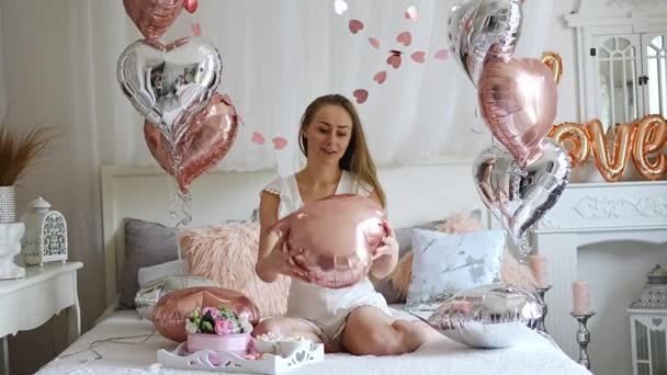 Evdeki Güzel Genç Kız Sabah Yatakta Kalp Şeklinde Balonlarla Sevgililer — Stok video