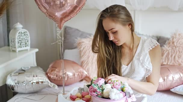 Beautiful Young Girl Home Bed Morning Enjoy Valentines Day Celebration — Vídeo de Stock